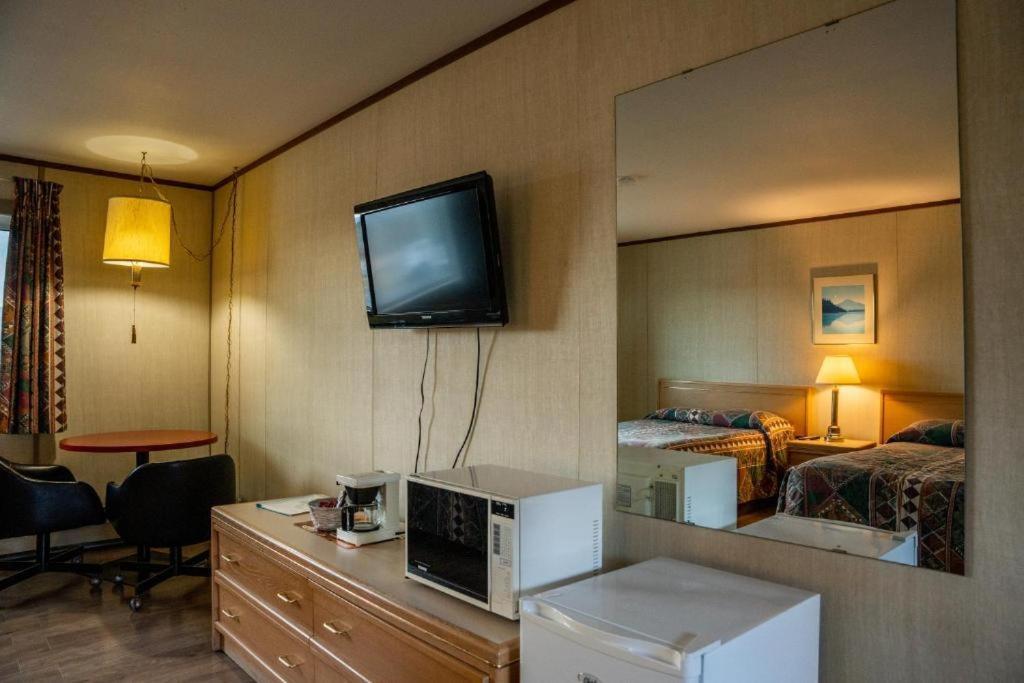Talbot Arm Motel Destruction Bay Экстерьер фото