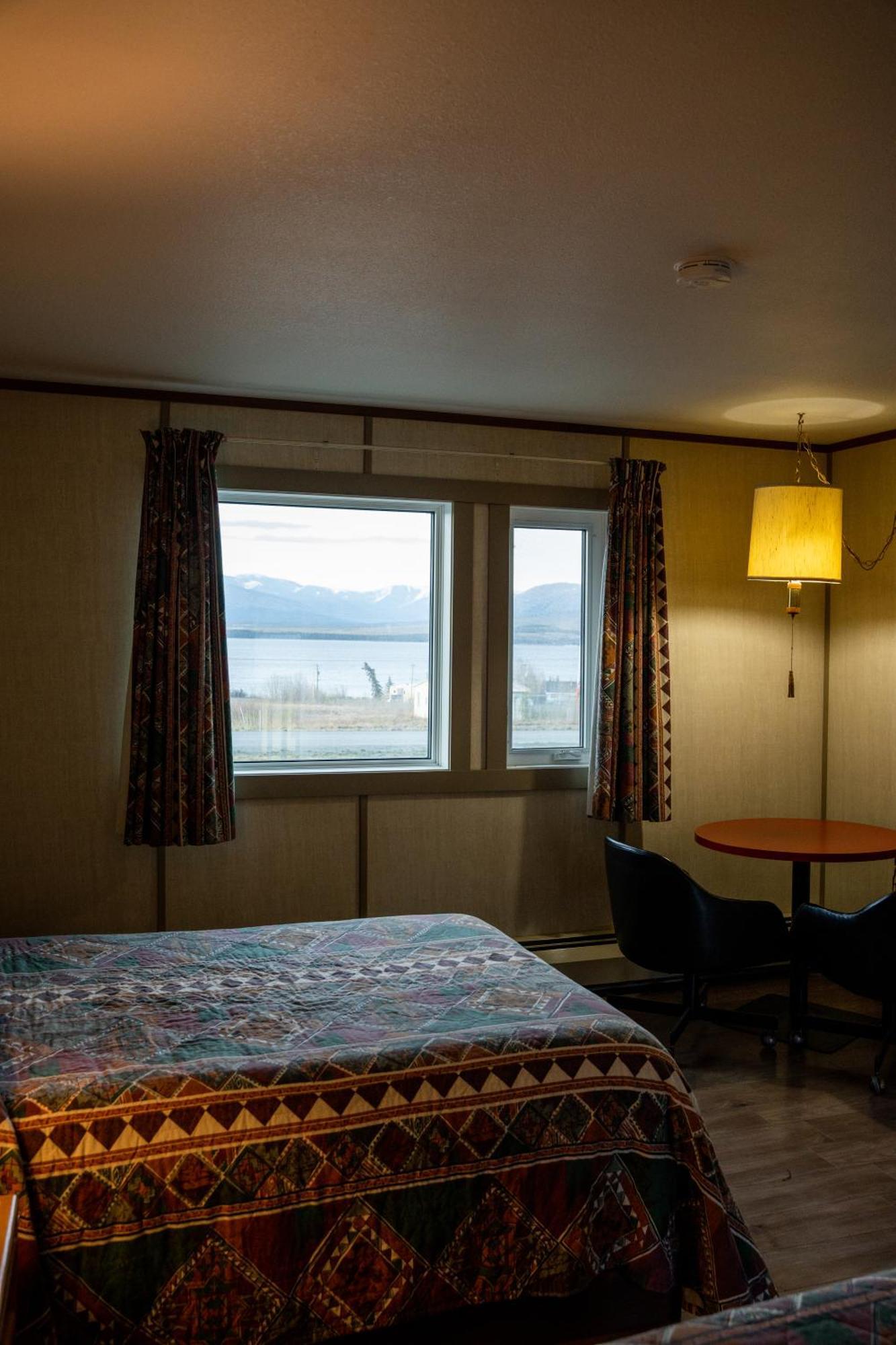 Talbot Arm Motel Destruction Bay Экстерьер фото
