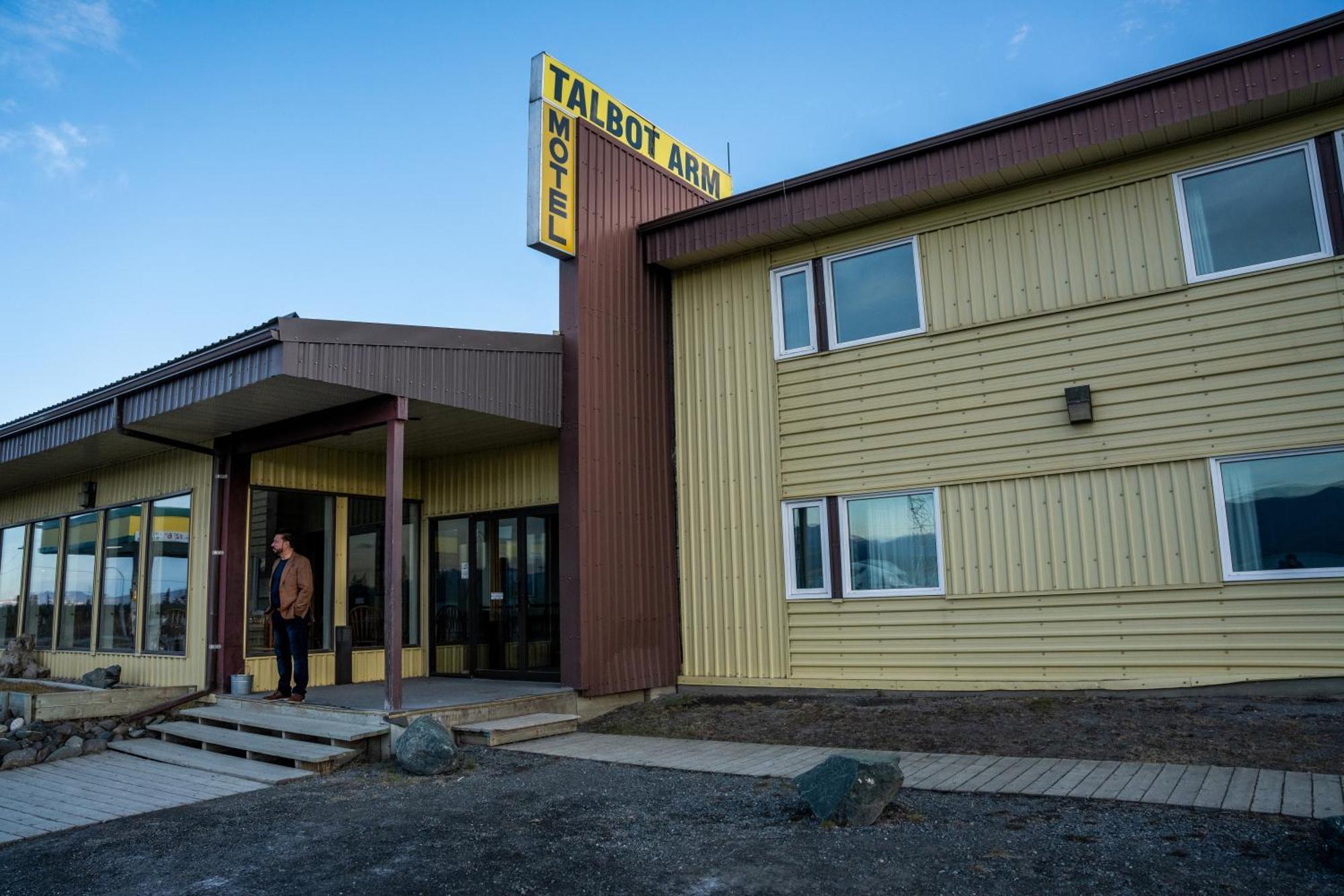 Talbot Arm Motel Destruction Bay Экстерьер фото