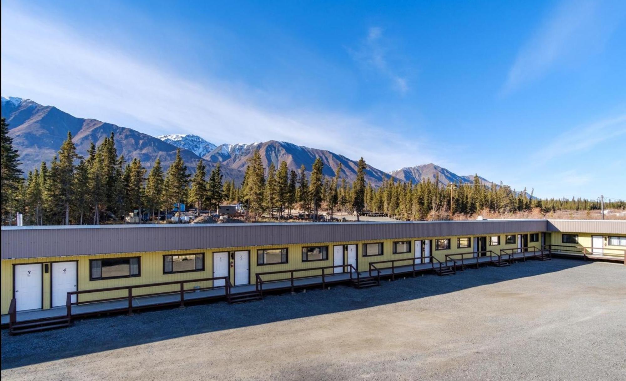 Talbot Arm Motel Destruction Bay Экстерьер фото