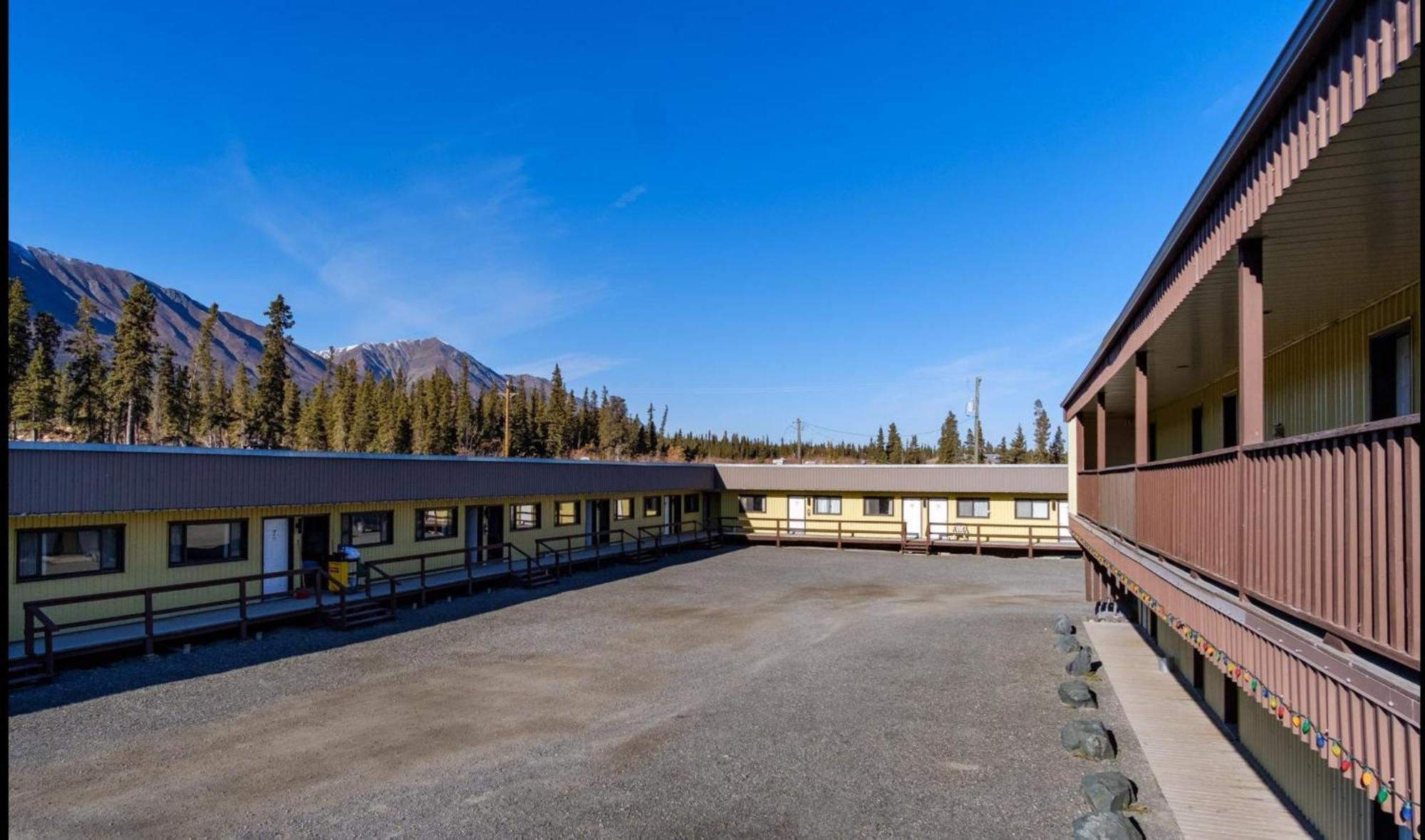Talbot Arm Motel Destruction Bay Экстерьер фото